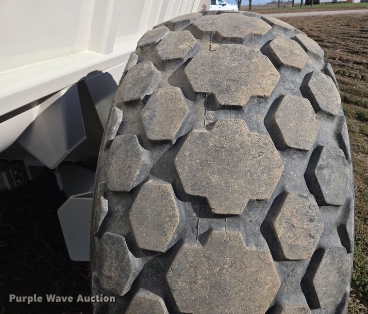 image for item EQ6928 Kuhn Knight Slinger SLC141 manure spreader