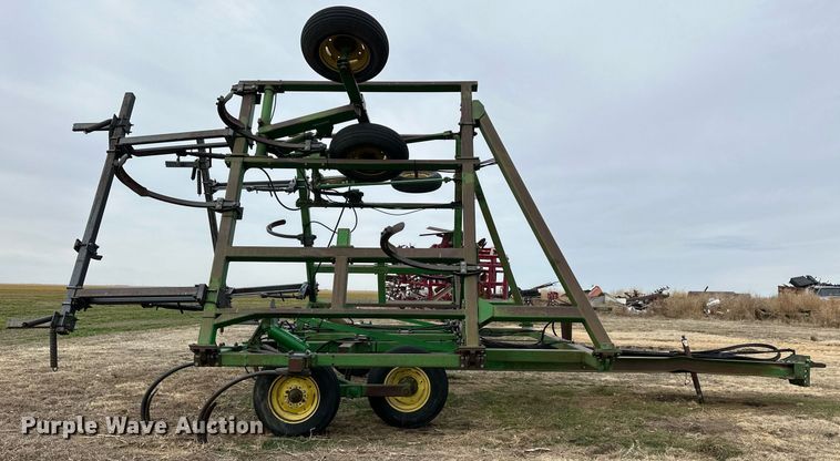 image for item ER8818 John Deere 610 chisel