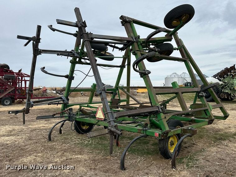 image for item ER8818 John Deere 610 chisel