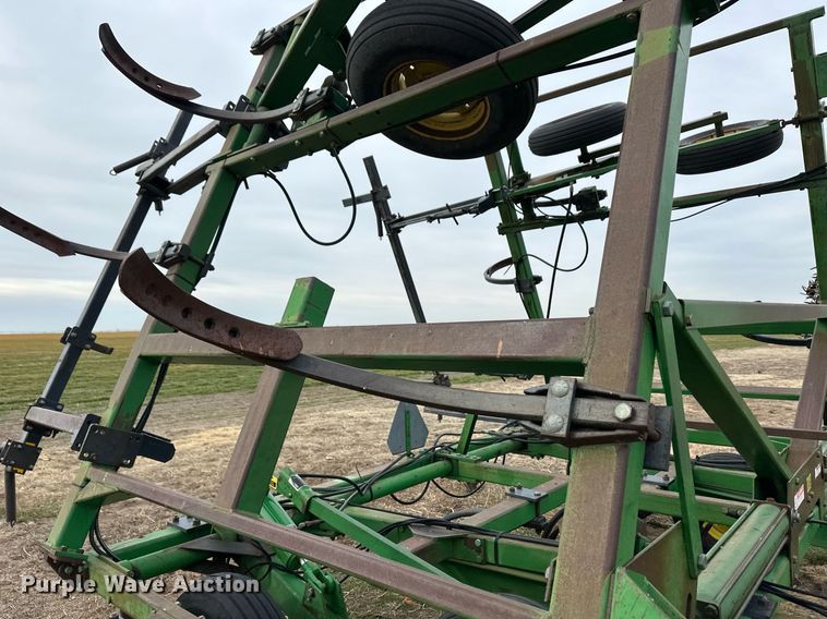 image for item ER8818 John Deere 610 chisel