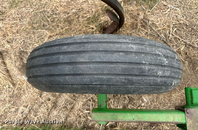 image for item ER8818 John Deere 610 chisel