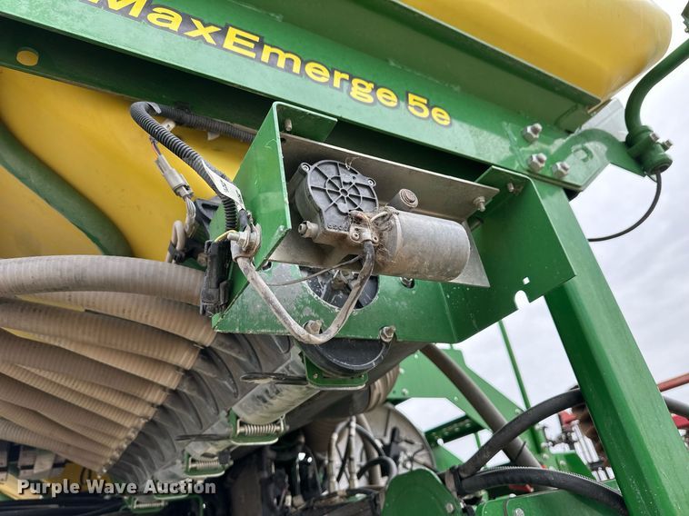 image for item ER8827 2019 John Deere 1775 NT no-till planter