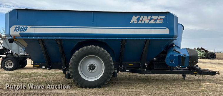 image for item ER8829 2014 Kinze 1300 grain cart
