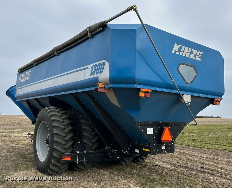 image for item ER8829 2014 Kinze 1300 grain cart