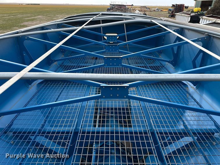 image for item ER8829 2014 Kinze 1300 grain cart