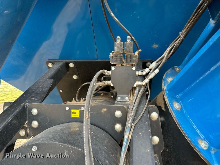 image for item ER8829 2014 Kinze 1300 grain cart