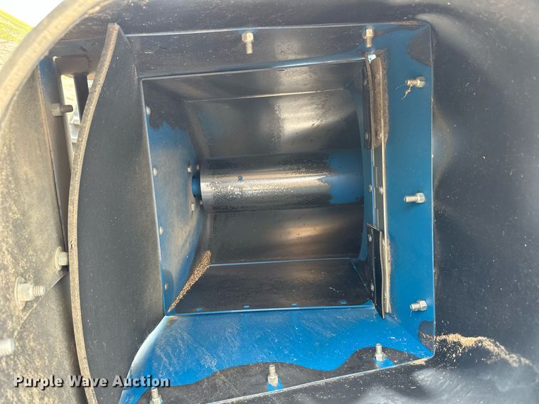 image for item ER8829 2014 Kinze 1300 grain cart