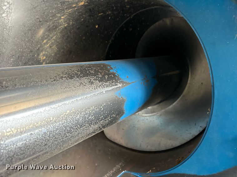 image for item ER8829 2014 Kinze 1300 grain cart