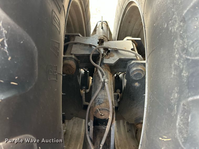 image for item ER8829 2014 Kinze 1300 grain cart