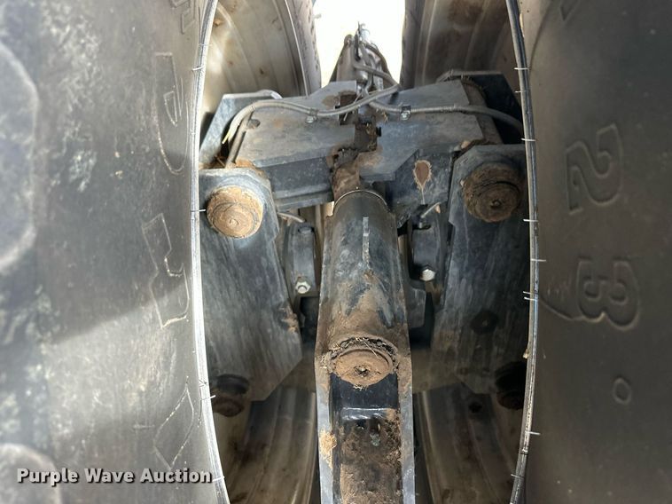 image for item ER8829 2014 Kinze 1300 grain cart