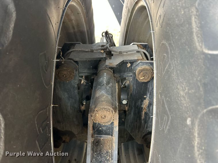 image for item ER8829 2014 Kinze 1300 grain cart