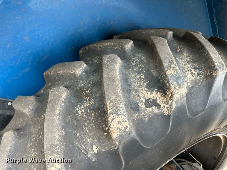 image for item ER8829 2014 Kinze 1300 grain cart