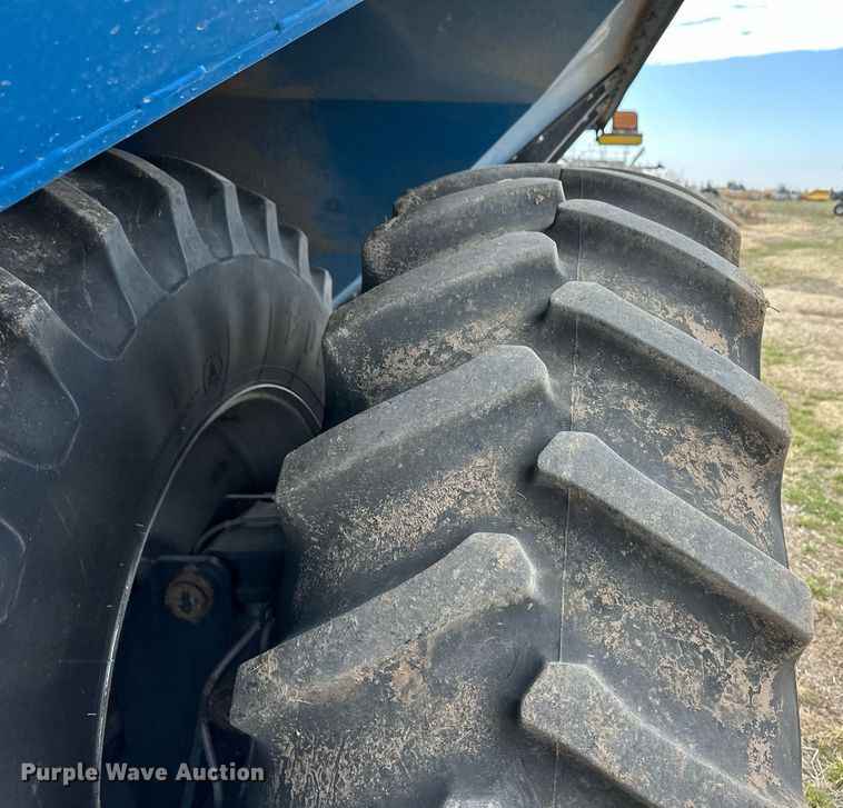 image for item ER8829 2014 Kinze 1300 grain cart