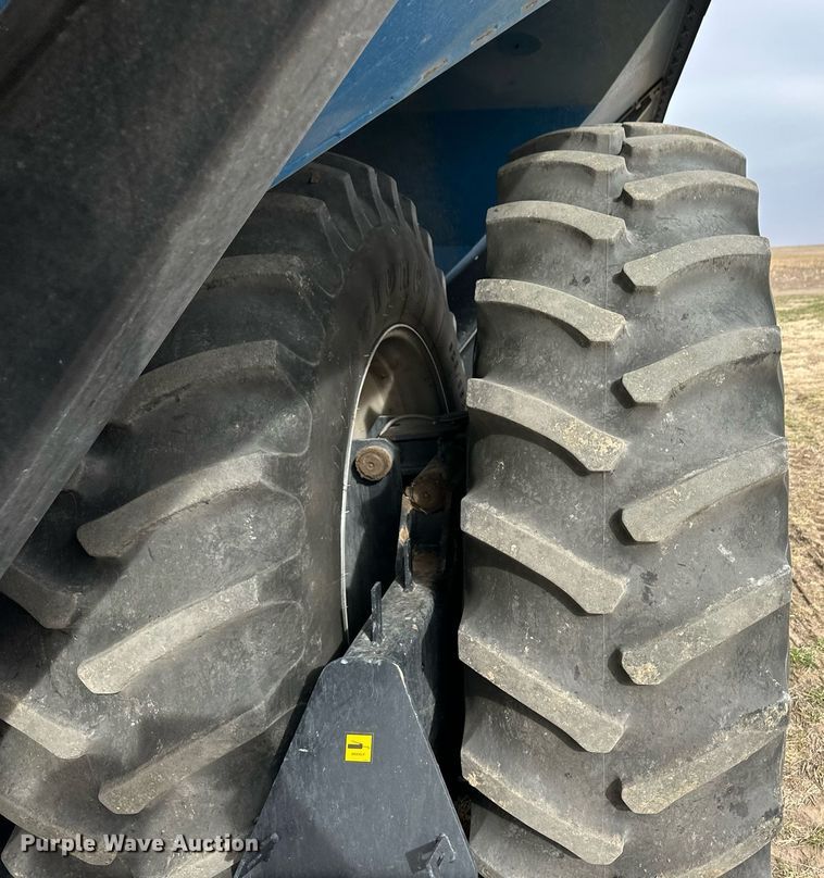 image for item ER8829 2014 Kinze 1300 grain cart