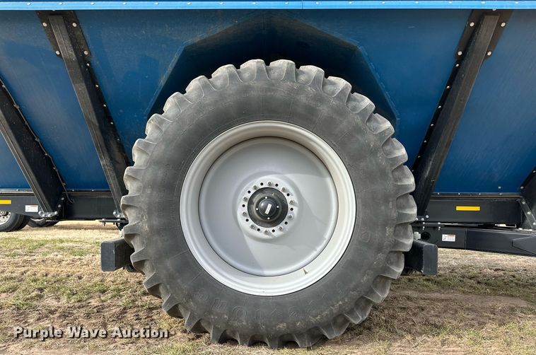 image for item ER8829 2014 Kinze 1300 grain cart