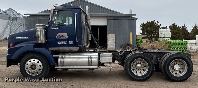 image for item ER8832 2009 Western Star 4900EX semi truck