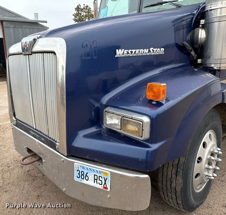 image for item ER8832 2009 Western Star 4900EX semi truck