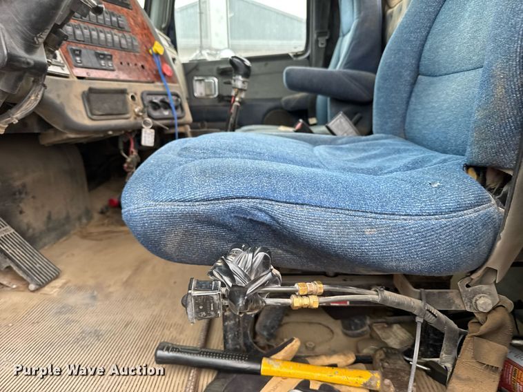 image for item ER8832 2009 Western Star 4900EX semi truck