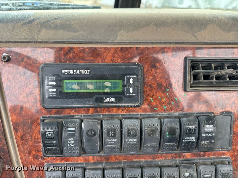 image for item ER8832 2009 Western Star 4900EX semi truck