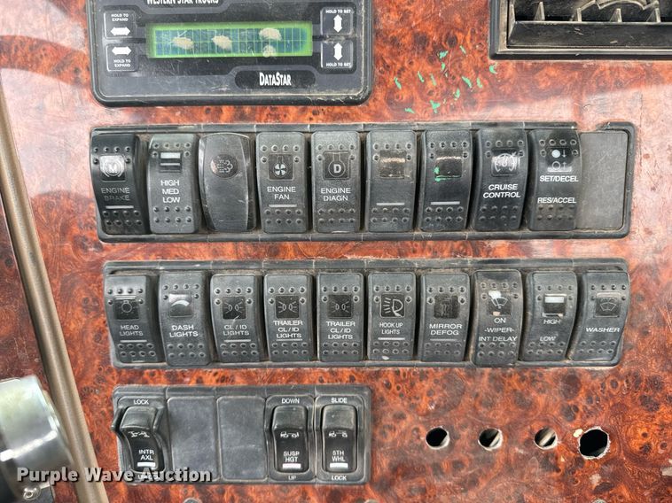 image for item ER8832 2009 Western Star 4900EX semi truck