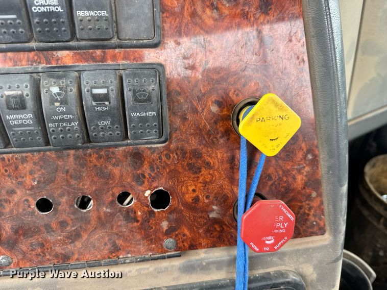 image for item ER8832 2009 Western Star 4900EX semi truck