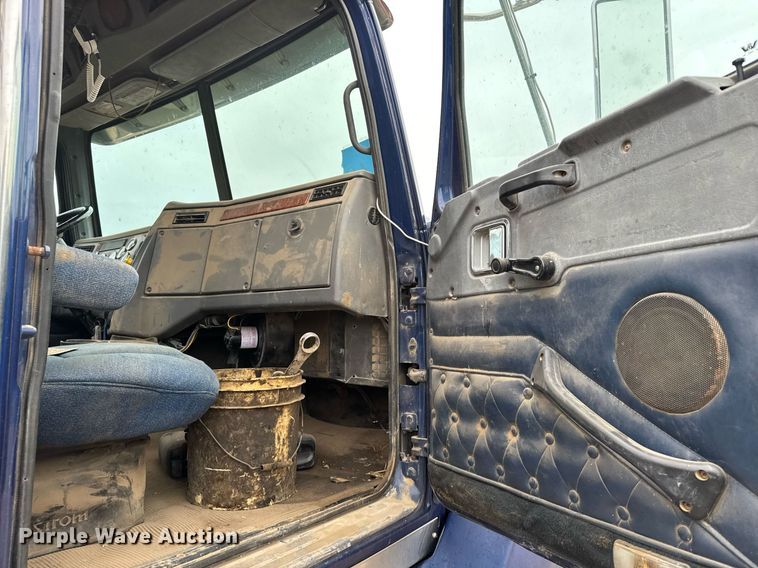 image for item ER8832 2009 Western Star 4900EX semi truck