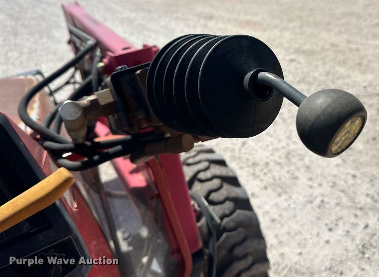 image for item ER8942 2004 Massey Ferguson 1433 MFWD tractor