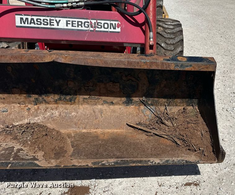 image for item ER8942 2004 Massey Ferguson 1433 MFWD tractor