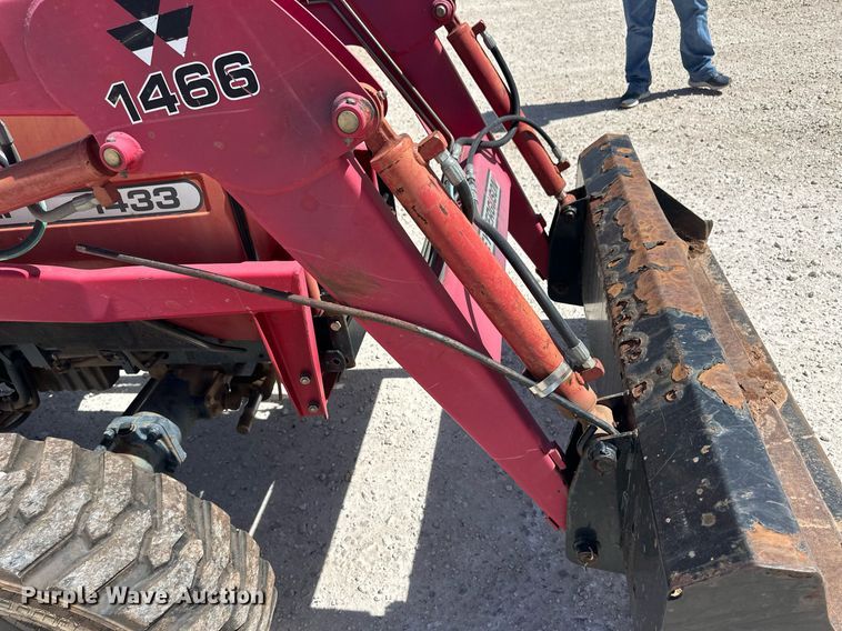 image for item ER8942 2004 Massey Ferguson 1433 MFWD tractor