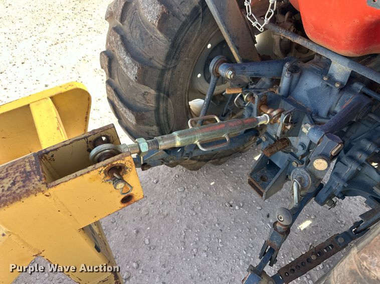 image for item ER8942 2004 Massey Ferguson 1433 MFWD tractor