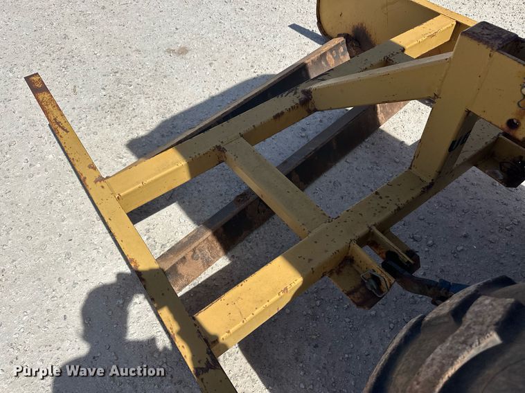 image for item ER8942 2004 Massey Ferguson 1433 MFWD tractor