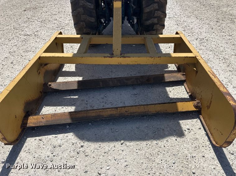 image for item ER8942 2004 Massey Ferguson 1433 MFWD tractor