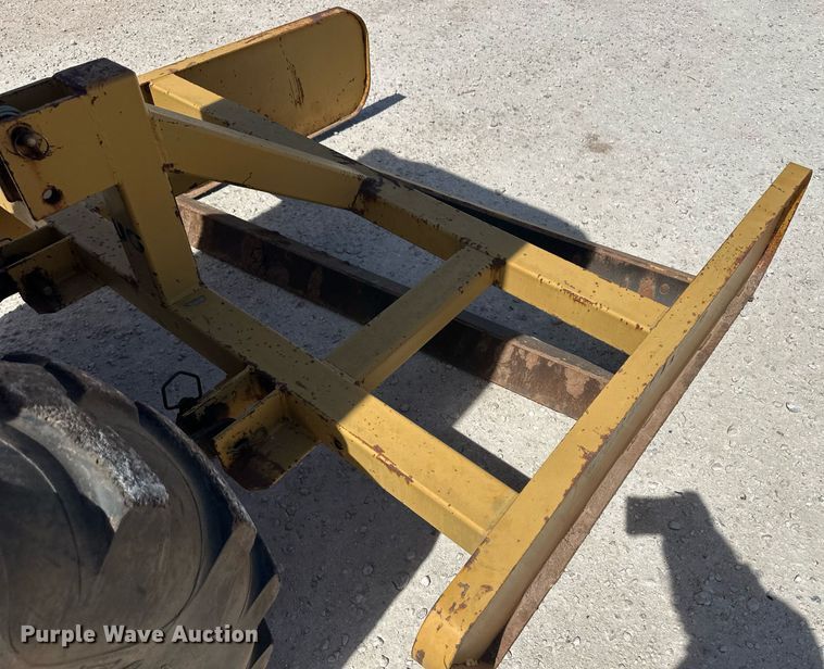 image for item ER8942 2004 Massey Ferguson 1433 MFWD tractor