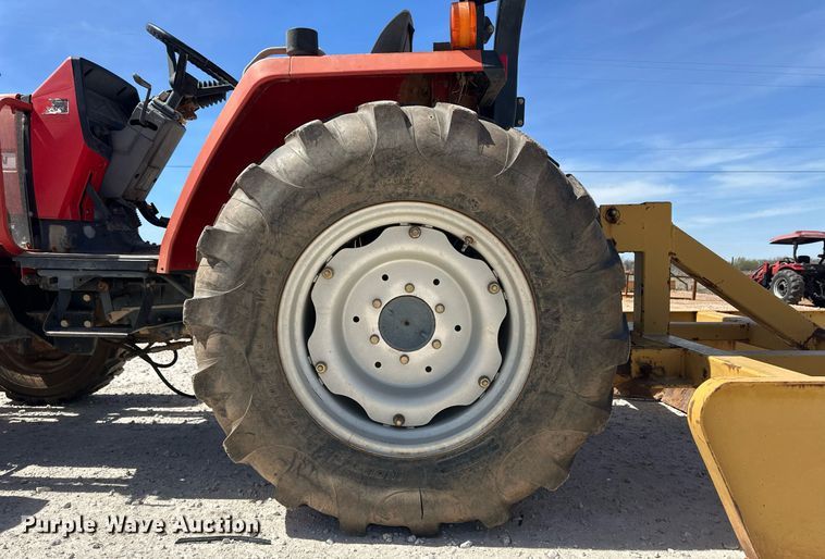 image for item ER8942 2004 Massey Ferguson 1433 MFWD tractor