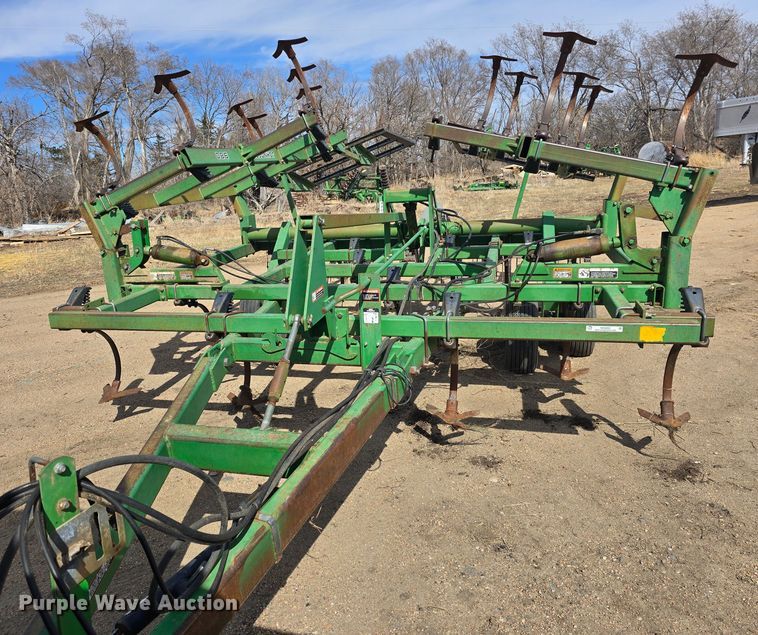 image for item NC9262 John Deere 980 field cultivator