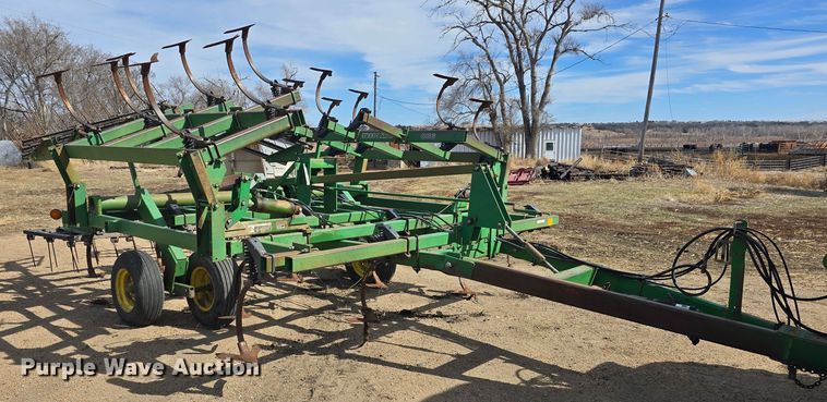 image for item NC9262 John Deere 980 field cultivator
