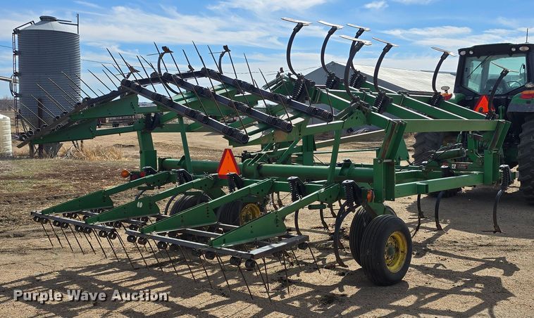 image for item NC9262 John Deere 980 field cultivator