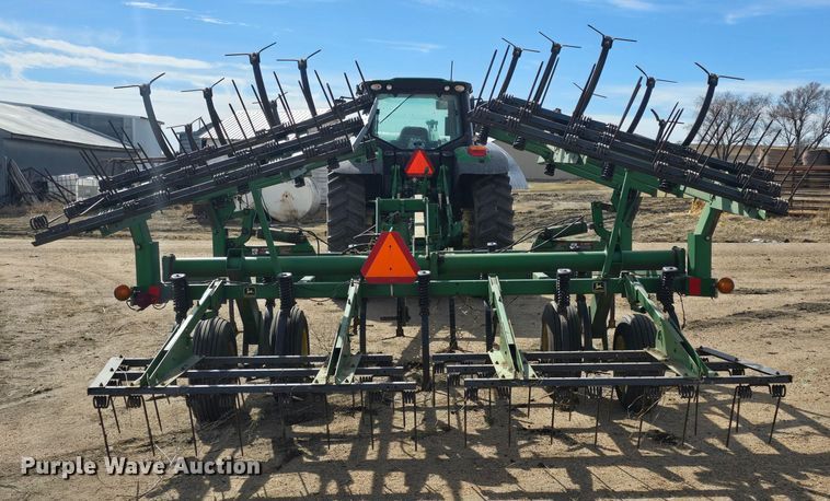 image for item NC9262 John Deere 980 field cultivator