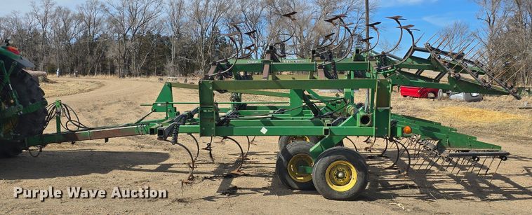 image for item NC9262 John Deere 980 field cultivator