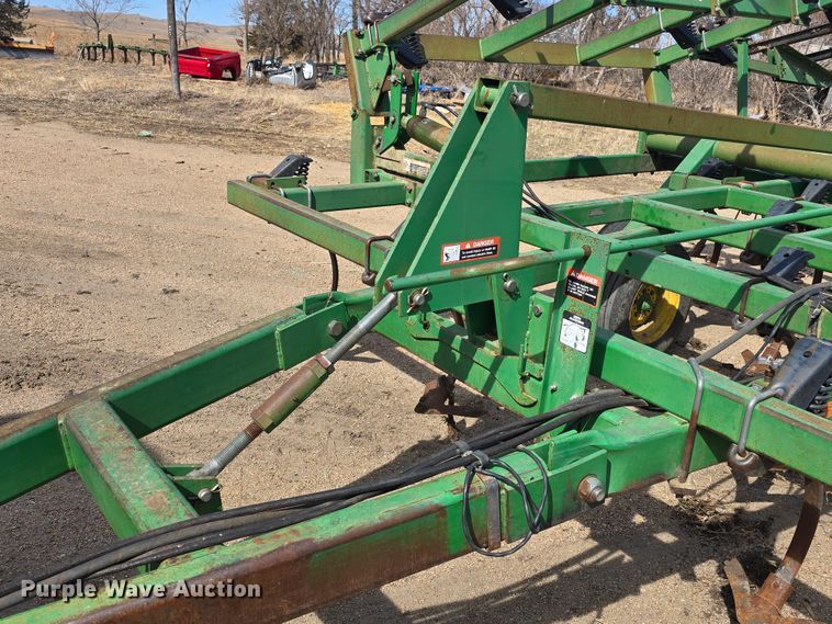 image for item NC9262 John Deere 980 field cultivator