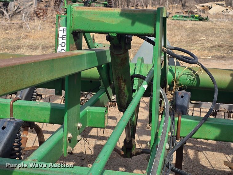 image for item NC9262 John Deere 980 field cultivator
