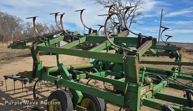 image for item NC9262 John Deere 980 field cultivator