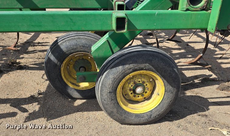 image for item NC9262 John Deere 980 field cultivator