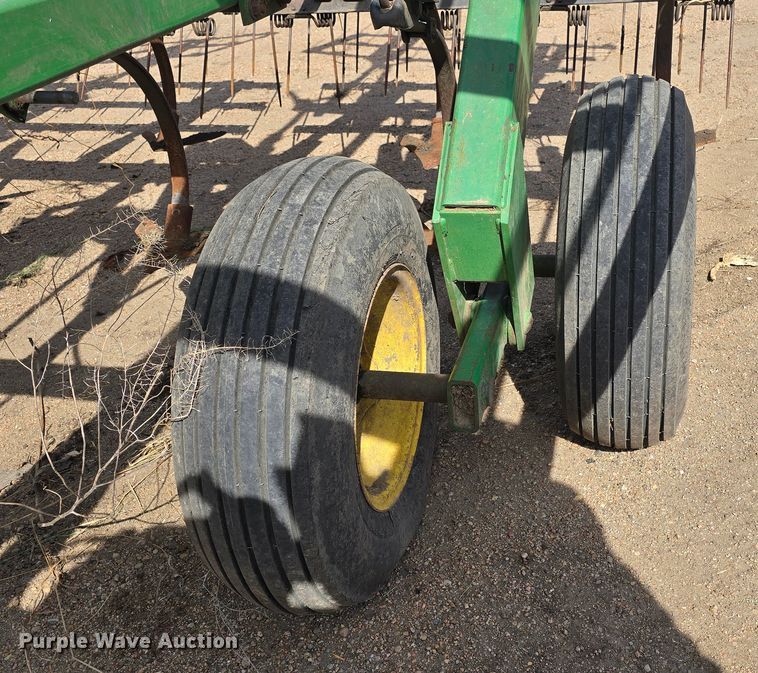 image for item NC9262 John Deere 980 field cultivator