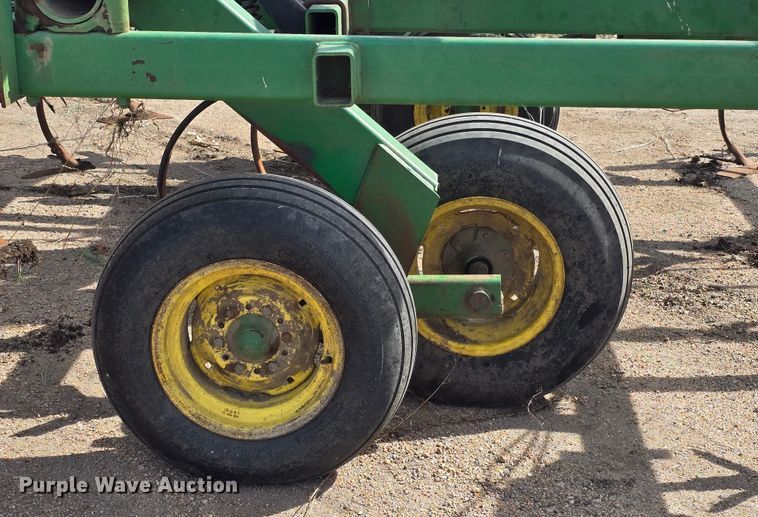 image for item NC9262 John Deere 980 field cultivator