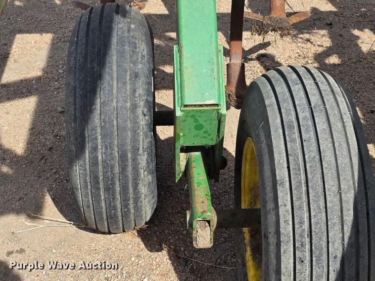 image for item NC9262 John Deere 980 field cultivator