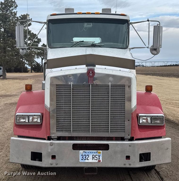 image for item NN9648 2005 Kenworth T800 semi truck