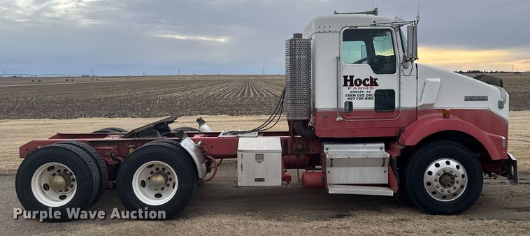 image for item NN9648 2005 Kenworth T800 semi truck