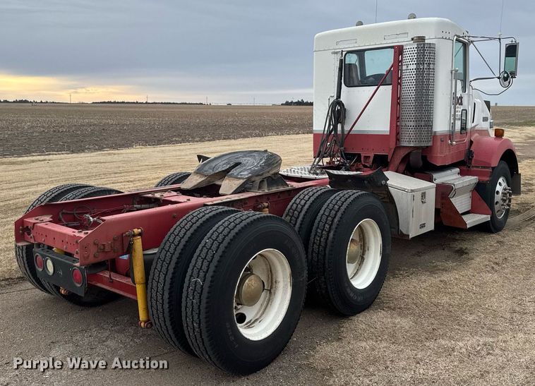 image for item NN9648 2005 Kenworth T800 semi truck