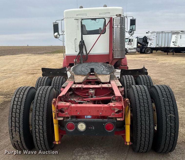 image for item NN9648 2005 Kenworth T800 semi truck